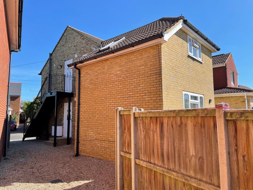 Lot: 67 - TWO WELL PRESENTED FLATS AND ANNEX, EACH WITH GARDEN -